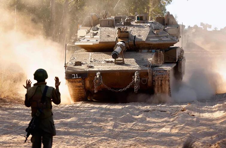 Un soldado israelí da instrucciones a un tanque cerca de la frontera de Israel con el territorio palestino, el pasado miércoles.