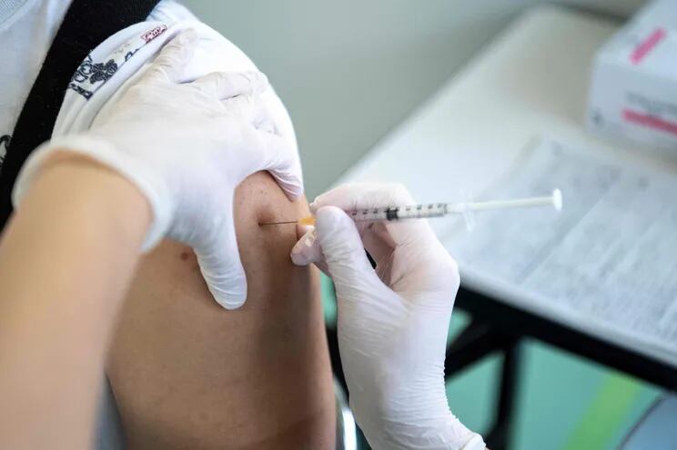 Una trabajadora sanitaria aplica una dosis de la vacuna Moderna contra el Covid-19.