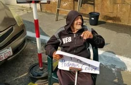 Inocencio Cabrera (95) acampa frente a la Dirección de Jubilaciones y Pensiones del Ministerio de Hacienda en reclamo de pensión alimentaria.