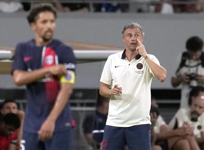 Luis Enrique, entrenador del París SG, gesticula durante el partido amistoso de ayer contra el Inter de Milán en Tokio.