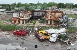 Tornados mortales dejan estelas de destrucción en Oklahoma