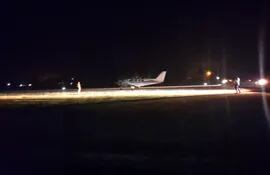 Las luces de automóviles y motocicletas ayudaron al aterrizaje y despegue de este avión en el aeropuerto de Fuerte Olimpo para llevar a un enfermo.
