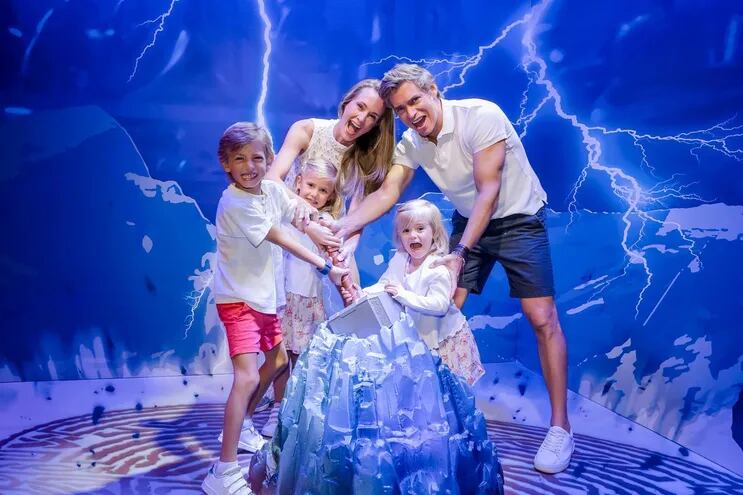 Carlos Baute junto a su esposa Astrid Klisans y sus hijos Markuss, Liene, Álisse, disfrutando de Disneyland.