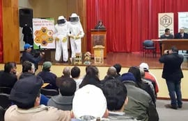 mas-de-600-productores-del-pais-asistieron-al-3er-congreso-de-apicultores-organizado-por-la-gobernacion-de-itapua-y-el-viceministerio-de-ganaderia--211155000000-1483685.jpg