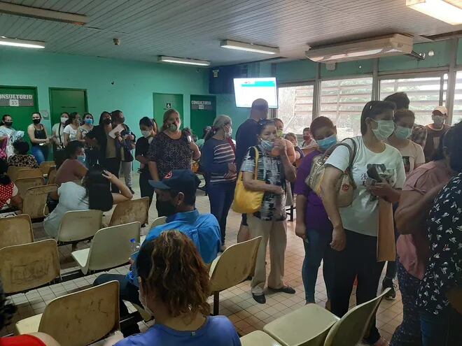 Hospital Nacional abarrotado de pacientes tras feriado largo. Desde hace tres año trabajan al límite de su capacidad dijo la directora Dra. Yolanda González Barrios.