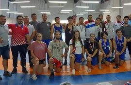 Los atletas de lucha que cerraron exitoso campeonato nacional en el Comité Olímpico Paraguayo.