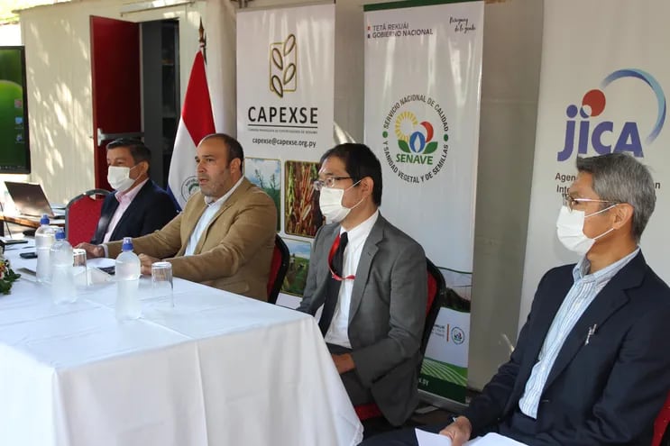Gilberto Ozorio, presidente CAPEXSE; Rodrigo González, titular del Senave; Yasushi Fukui, representante Residente de la JICA en Paraguay;  Taigo Endo, experto asesor de JICA.