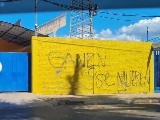 Los mensajes amenazantes en el Feliciano Cáceres, el estadio del Sportivo Luqueño.