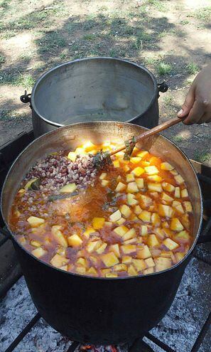 El tradicional jopara del campo se prepara con locro, legumbres, poroto San Francisco, poroto rojo, kumanda yvyra’i, poroto manteca, cerdeo, zapallitos y queso paraguay.