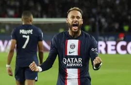 Neymar grita su gol, anotado tras asistencia de Mbappé.