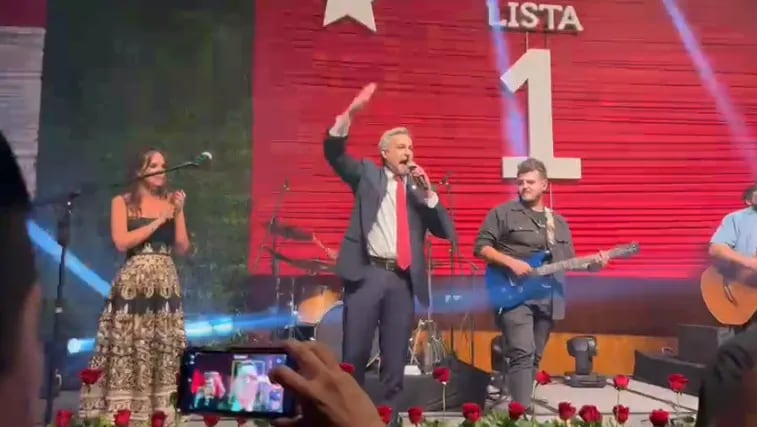 Mario Abdo Benítez canta en la cena de recaudación de Fuerza Republicana.