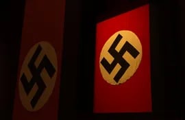 Dos banderas con la esvástica nazi.