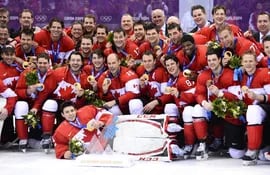 los-componentes-de-la-seleccion-de-canada-posan-luego-de-conseguir-la-medalla-de-oro-en-hockey-sobre-hielo-en-los-juegos-olimpicos-de-invierno-133103000000-1051115.JPG
