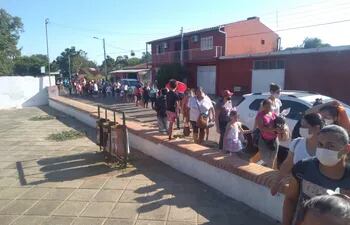 Vacunación en la plaza Silvestre Aveiro de la ciudad de Limpio, con vergonzosas condiciones de infraestructura.