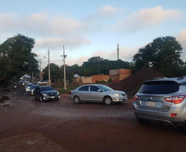 Desde tempranas horas de este viernes, los vehículos están desviando en zona de la Costanera Norte tras el bloqueo sobre Primer Presidente.