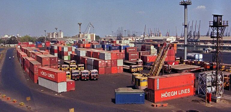 Según la cadena “Container XChange”, hay más de 25 millones de contenedores en el mundo que realizan, en promedio, 170 millones de viajes por año (Foto AFP de archivo, en Bombay-India).