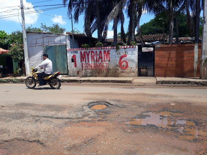 Sobre la calle San Isidro de la ciudad de San Lorenzo, la propaganda de la concejal Myriam Rodriguez sigue intacta, la calle a su vez adornada con baches.