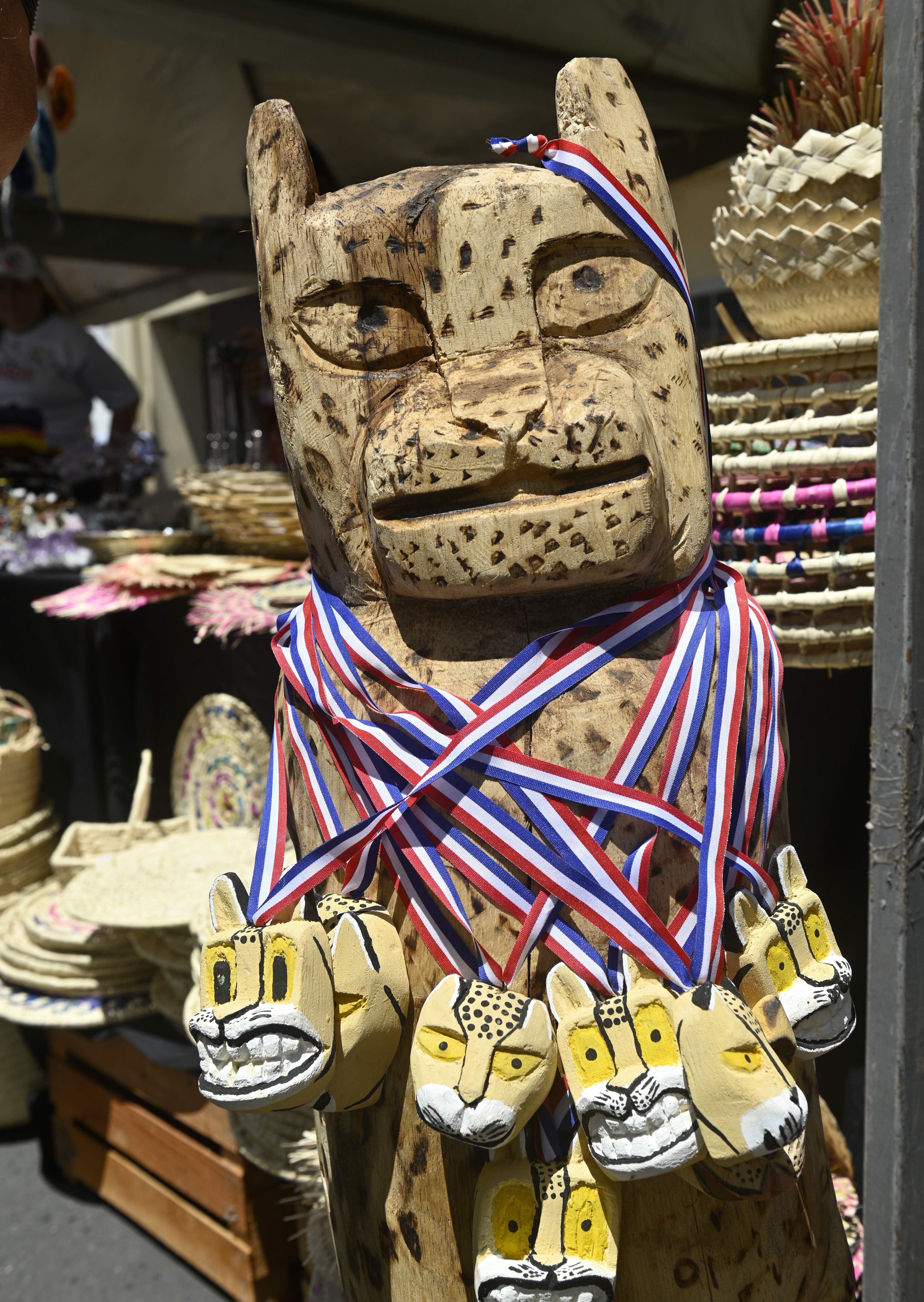 Tallados en madera, en alusión a Tiríka, son parte de las artesanías que se ofertan sobre calle Palma hasta esta tarde. 
