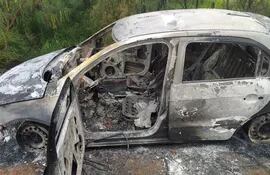 Vehículo presuntamente usado en ataque de sicarios fue quemado en un sector del barrio San Antonio de Pedro Juan Caballero.