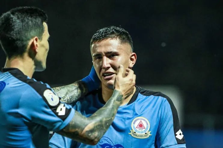 Estrifen Arnaldo Díaz Atienza, emocionado tras marcar su gol, es congratulado por su compañero Aldo Quiñónez.