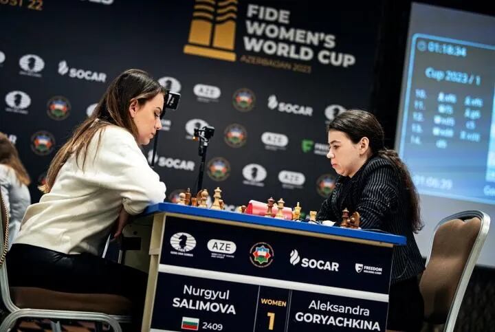 Final de la Copa del Mundo 2023, Femenina Nurgyul Salimova y Aleksandra Goryachkina  (Foto FIDE Stev Bonhage)