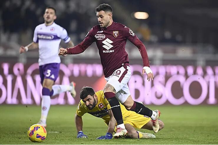 Antonio Sanabria supera la salida del arquero Pietro Terracciano, de Fiorentina, para anotar su gol.