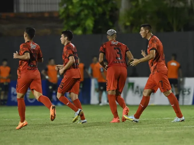 Los jugadores de Libertad festejan un tanto contra Sportivo Trinidense en el Martin Torres de Santísima Trinidad por la sexta fecha del torneo Apertura 2023 del fútbol paraguayo.