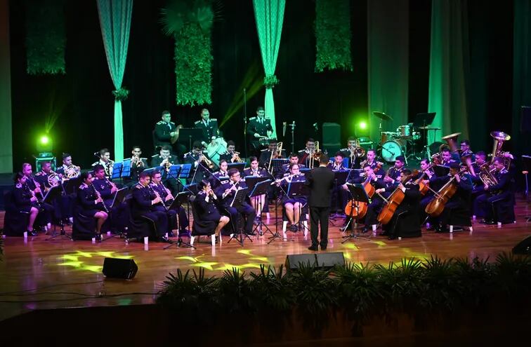 La Banda Sinfónica de la Policía Nacional abrió la gala con notables versiones orquestales de guaranias y una polca. La gala se realizó en coincidencia con la celebración del Día de la Guarania.