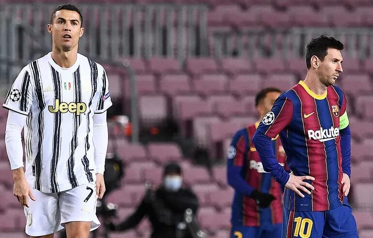 Las dos caras de la moneda. La del portugués Cristiano Ronaldo que anotó ayer dos goles en el triunfo de Juventus sobre Barcelona y la de Lionel Messi, quien no pudo evitar la caída.