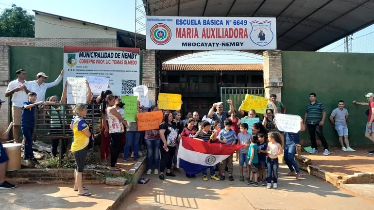 Manifestación realizada en setiembre pasado frente a la escuela María Auxiliadora de Ñemby contra una docente. Hoy reclaman pago por inscripciones.
