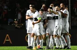 Los jugadores de Olimpia festejan el gol de Iván Torres (11) en el triunfo contra Patronato por la fase de grupos de la Copa Libertadores en el estadio Brigadier López, en Santa Fe, Argentina.