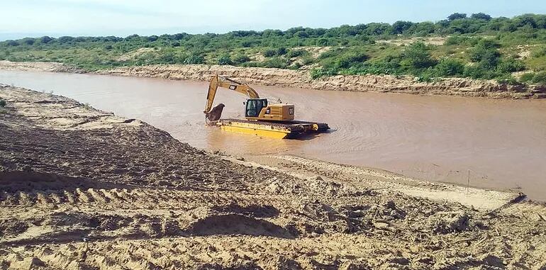 Una excavadora anfibia del MOPC inició tareas  de limpieza en la embocadura del canal paraguayo.
