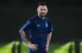 El delantero número 10 de Argentina, Lionel Messi, participa en una sesión de entrenamiento en el sitio de entrenamiento 3 de la Universidad de Qatar en Doha el 17 de diciembre de 2022, en la víspera del partido final de fútbol de la Copa Mundial Qatar 2022 entre Argentina y Francia.