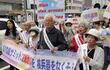 Sobrevivientes de la bomba atómica se manifiestan exigiendo la abolición de las armas nucleares en Hiroshima, el pasado sábado.