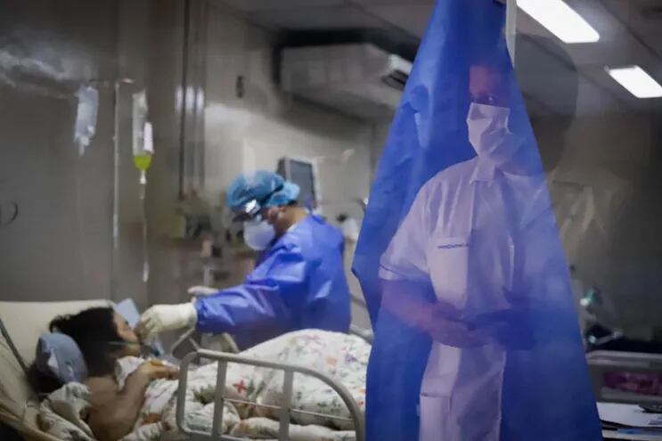 Pacientes de COVID-19 permanecen en la Unidad de Cuidados Intensivos (UCI) del Hospital de Clínicas, en San Lorenzo.