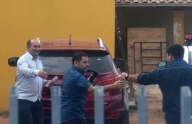 El juez Néstor Ramón Arévalo Zorrilla (camisa clara), presidente con permiso del Deportivo Santaní, fue detenido ayer de mañana en plena vía pública, momentos antes de que llegase a su despacho.