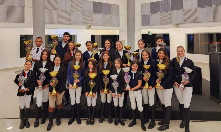 Los campeones y vicecampeones de la 2ª Etapa del Ranking de Salto de la Federación de Deportes Ecuestres del Paraguay presentan sus trofeos.