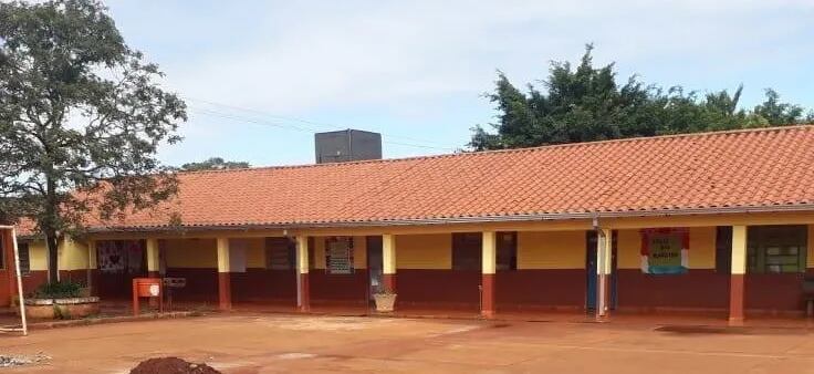 La escuela N° 2.411 y el colegio nacional Mariscal Francisco Solano López están ubicados en Hernandarias.