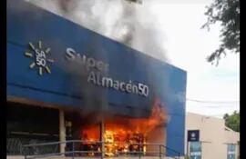 Supermercado "Almacén 50" arde en llamas. (gentileza).