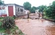 Inundación de viviendas por desborde de arroyo Capilla en Carapeguá.