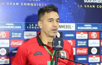 Iván Almeida brinda declaraciones a los medios de la Conmebol previo al juego ante Oriente Petrolero.