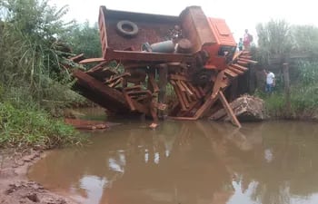 El precario puente de madera no soportó el peso de camión y se derrumbó.