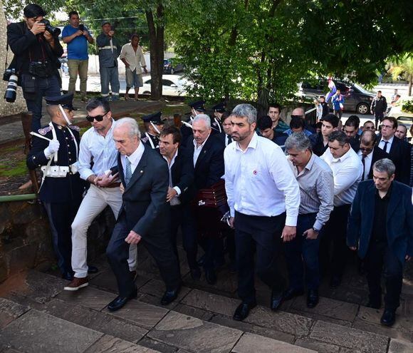 Los restos del fiscal asesinado en Colombia Marcelo Pecci llegando al Cementerio de la Recoleta de Asunción.