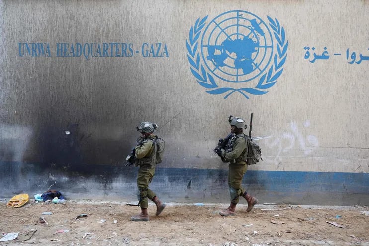 Soldados israelíes fuera de una sede de la UNRWA en Gaza.