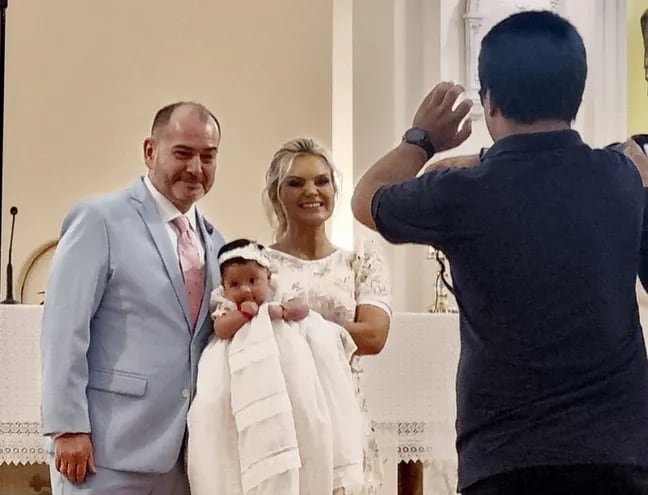 La nueva cristiana, Charlotte María Bonita, en brazos de sus orgullosos papis Carlos Troche y Shelby Katyana González.
