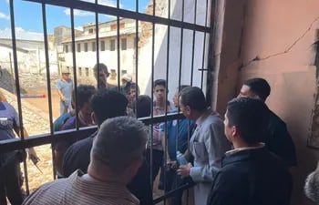 Ángel Barchini, ministro de Justicia, habla con algunos presos durante su recorrido por la Penitenciaría Nacional de Tacumbú.