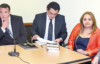Rodrigo Lezcano Flores (izq.) junto con Judith Liduvina Andraschko, en el juicio oral donde ambos fueron condenados por la "tragada" en la SAS.