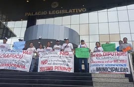 Miembros de la Contraloría Ciudadana y concejales de Caapucú aguardan conformación de comisión especial de intervención municipal.