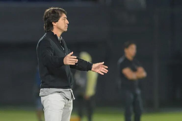 El director técnico de Libertad Daniel Garnero reacciona en un partido de la fase de grupos de la Copa Libertadores entre Libertad y Alianza Lima en el estadio Defensores del Chaco en Asunción (Paraguay).
