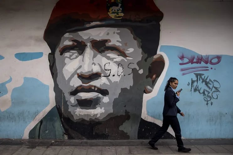 Vista de un dibujo en la pared de un edificio alusivo al fallecido presidente venezolano Hugo Chávez, hoy en Caracas (Venezuela). Dirigentes del oficialista Partido Socialista Unido de Venezuela (PSUV) arrancaron este viernes con diversas actividades en distintos estados del país para conmemorar los 10 años de la muerte del presidente Hugo Chávez (1999-2013), que se cumplen el domingo, 5 de marzo.